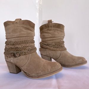 NWOT Dingo Brown Suede Heeled Bootie